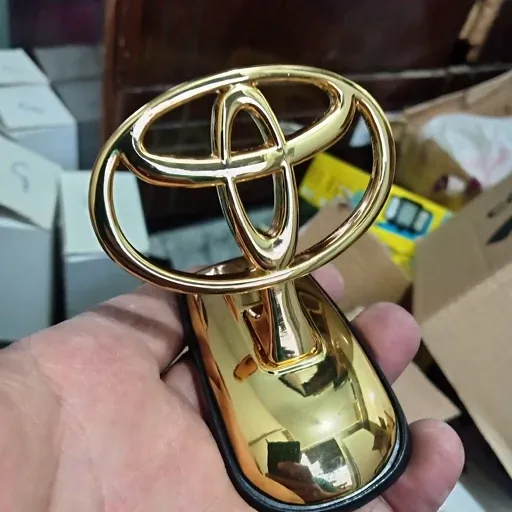 آرم کاپوت تویوتا لندکروز اتاق ۱۰۰ مدل ۱۹۹۸ تا ۲۰۰۷ برند اصلی جنیون پارت آرم کاپوت تویوتا لندکروز اتاق ۱۰۰ مدل ۱۹۹۸ تا ۲۰۰۷ برند اصلی جنیون پارت