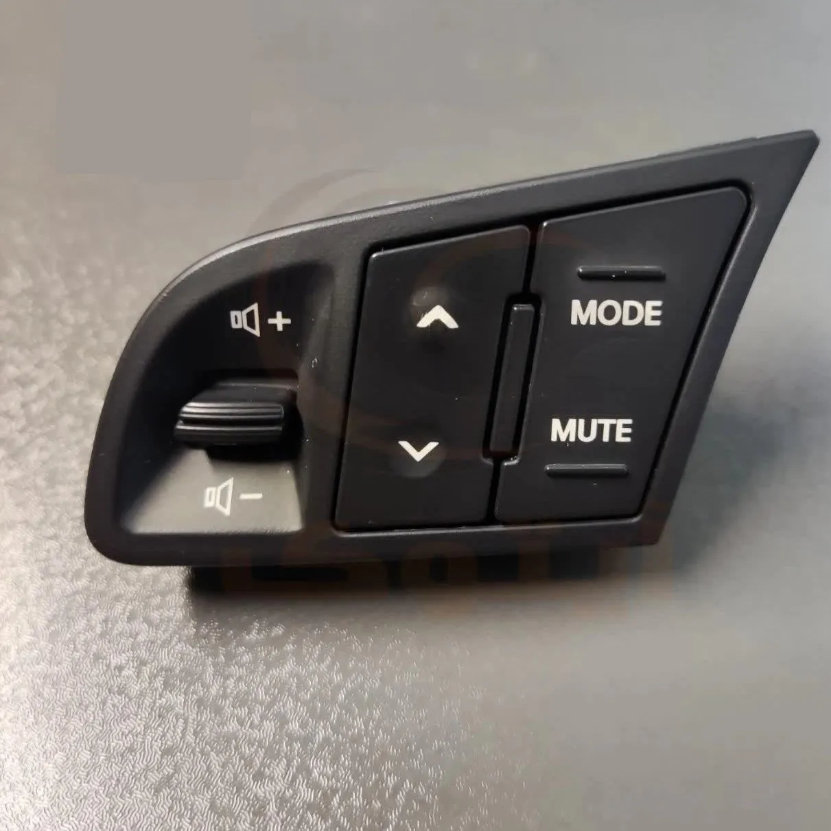 کلید روی فرمان کیا سراتو سمت چپ ۲۰۱۱ جنیون پارت کلید روی فرمان کیا سراتو سمت چپ ۲۰۱۱ جنیون پارت